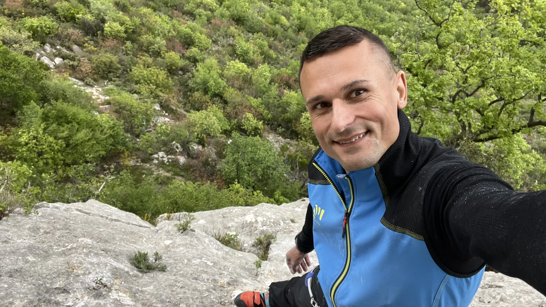 Lennart con l’imbrago alla base della parete