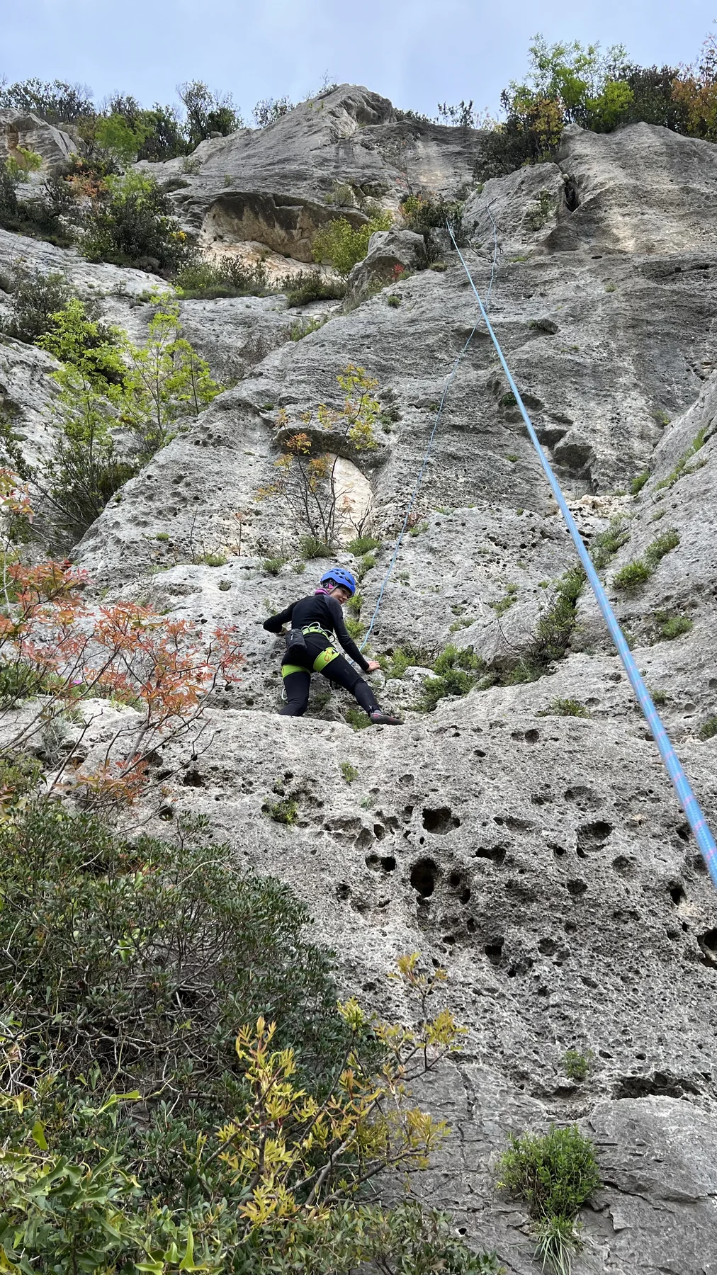 Sandra prosegue sulla via assicurata dalla corda