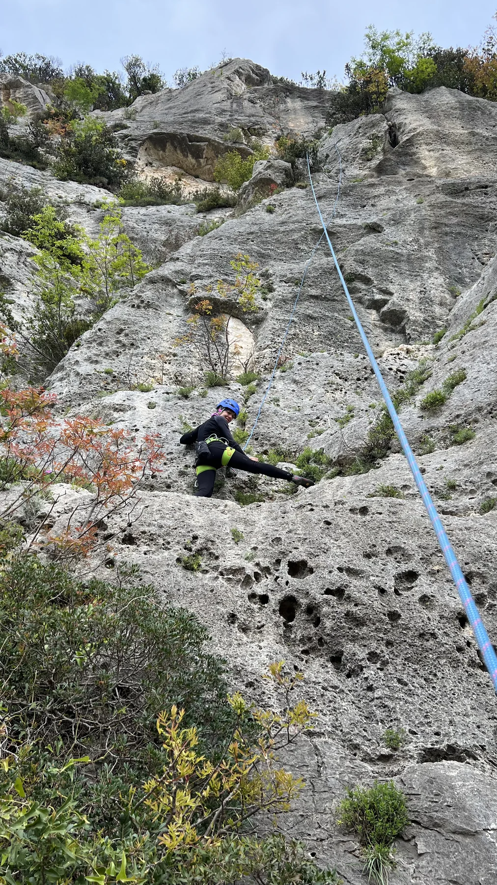 Sandra affronta un passaggio sulla roccia