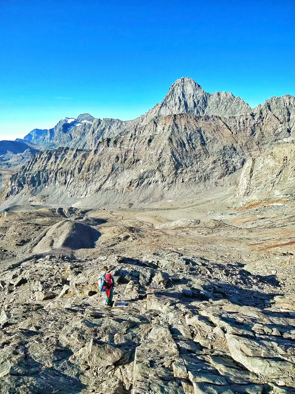Sandra attraversa l’altopiano roccioso sotto le pareti dell’Uja di Ciamarella