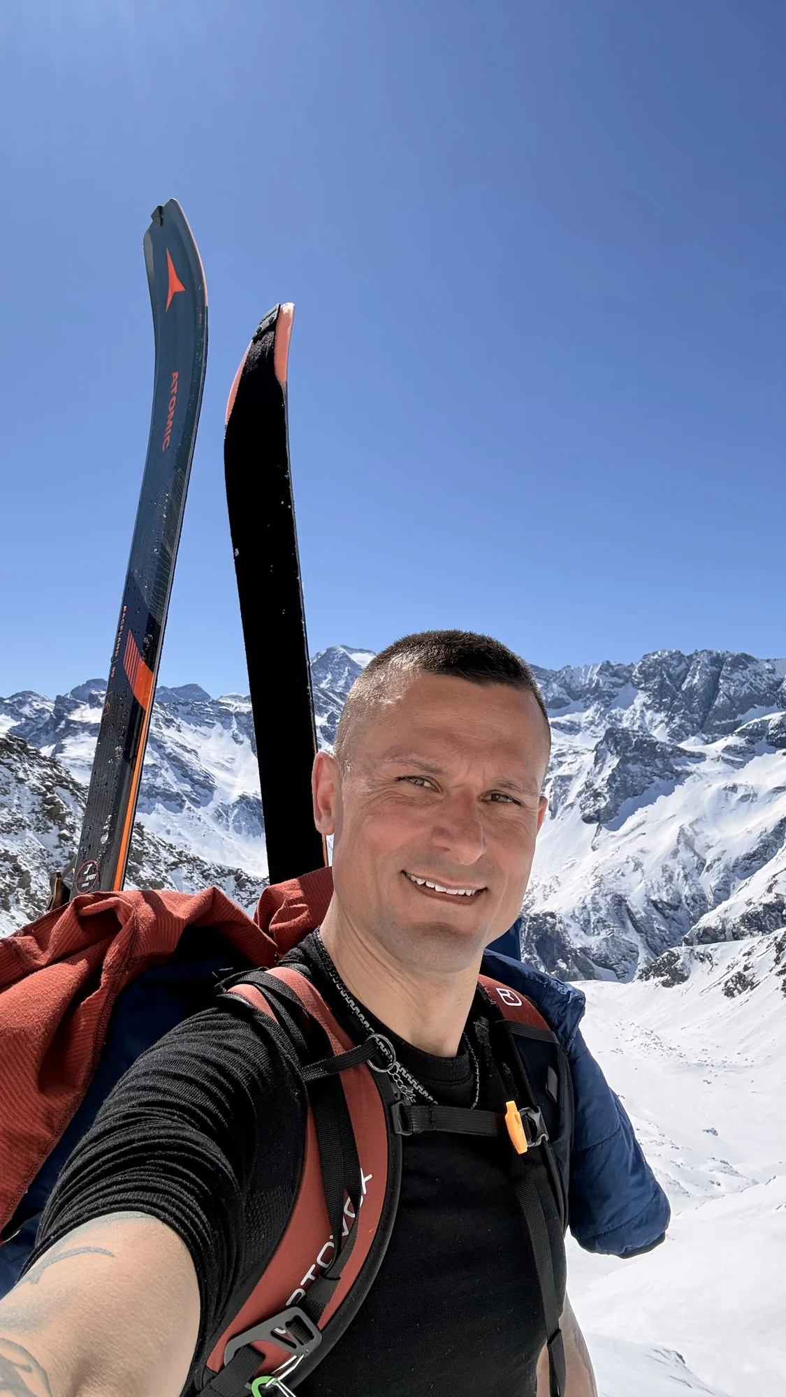 Lennart con gli sci sulle spalle nel vallone