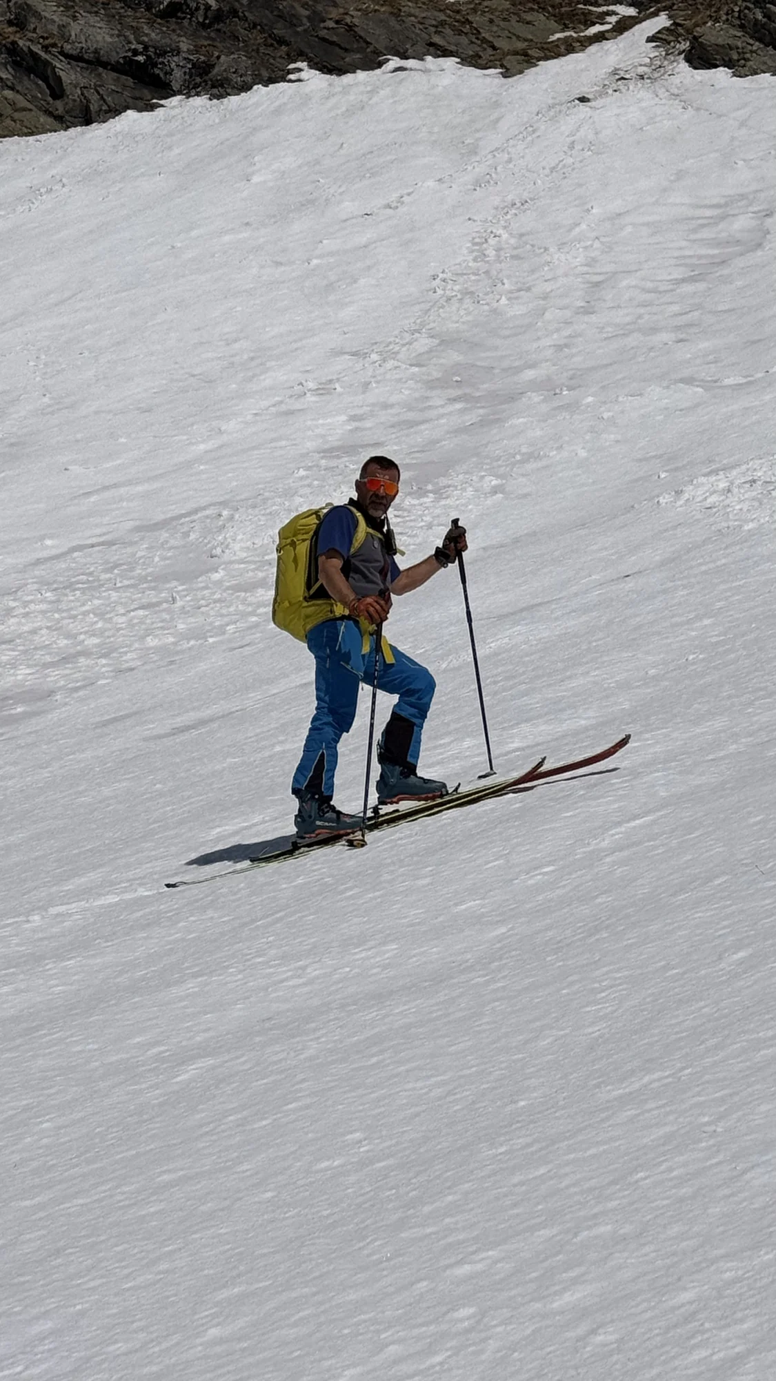 Uno scialpinista durante un esercizio in salita
