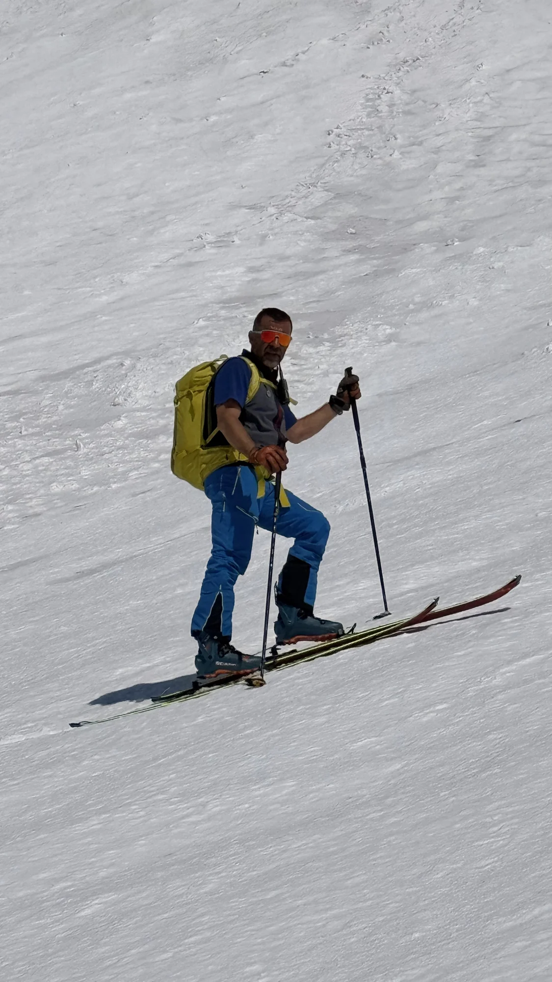 Uno scialpinista procede con le pelli sulla neve