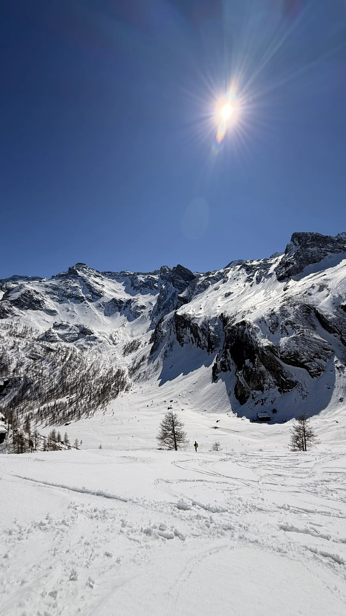 I pendii innevati sotto il sole