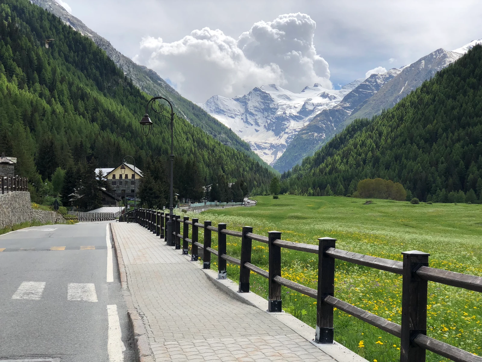 La strada attraversa i prati verso le montagne di Valnontey