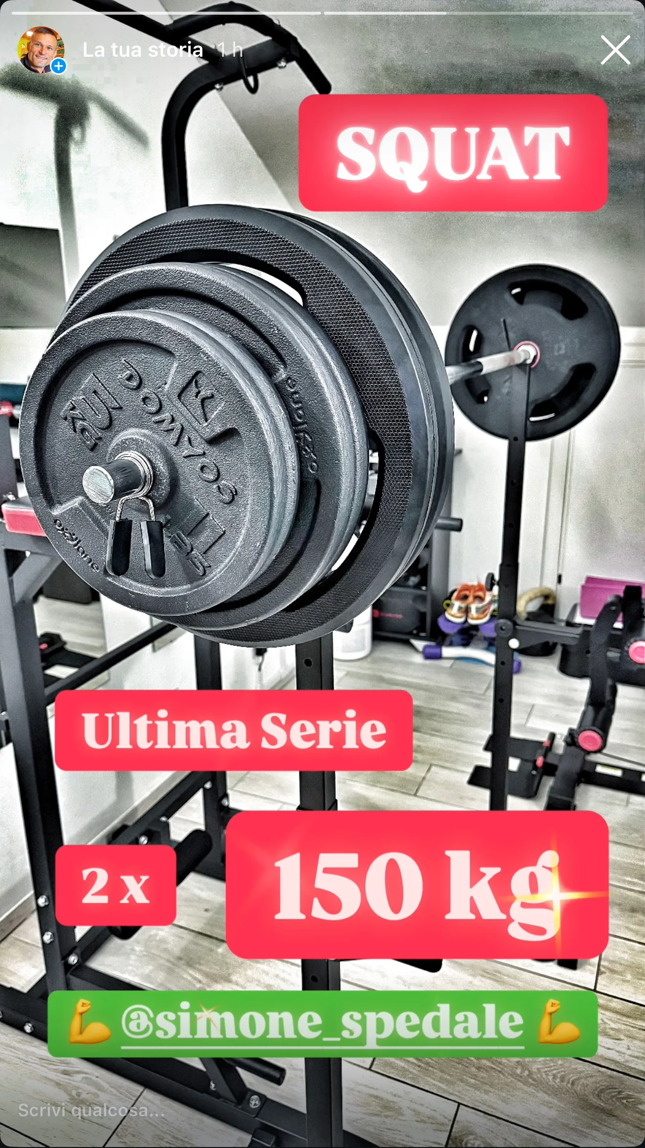 Bilanciere caricato con la scritta Squat, ultima serie, 2 per 150 chilogrammi