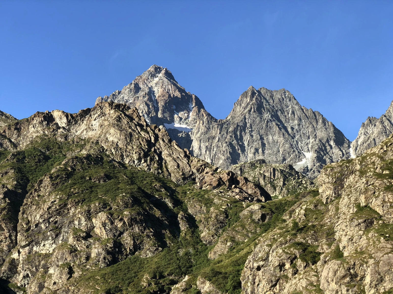 Le montagne del gruppo del Monviso illuminate al mattino