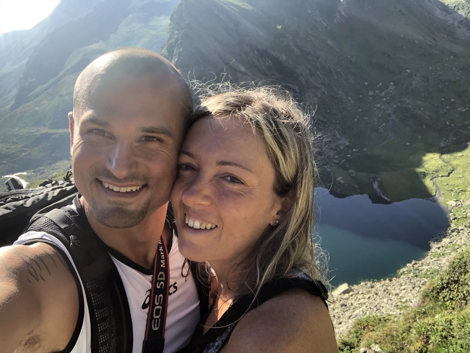 Lennart e Sandra insieme sopra un lago alpino