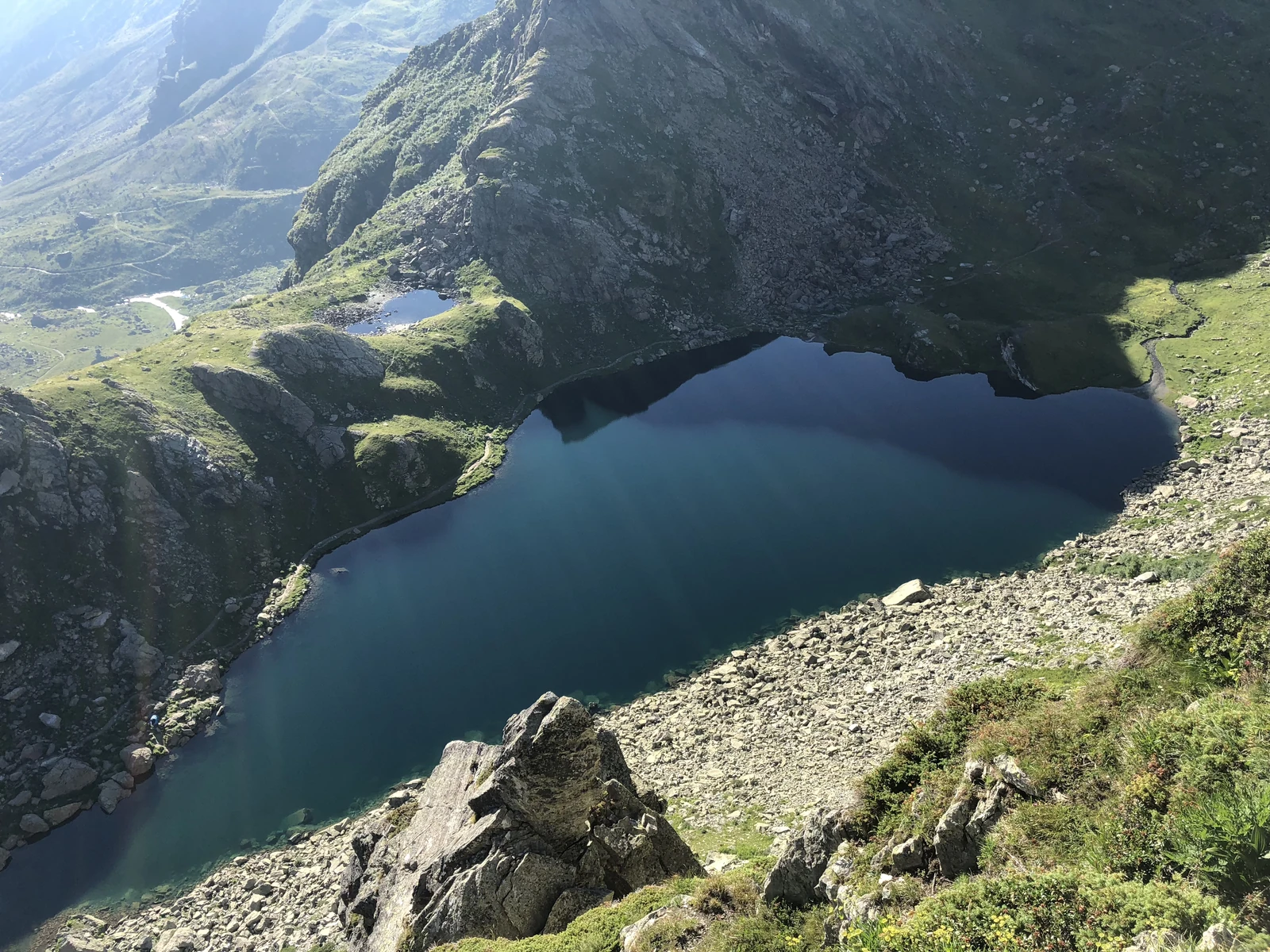 Un lago alpino incassato fra le rocce