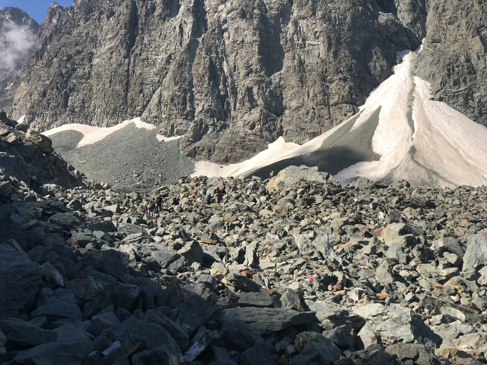 Nevai residui sotto le pareti del Monviso