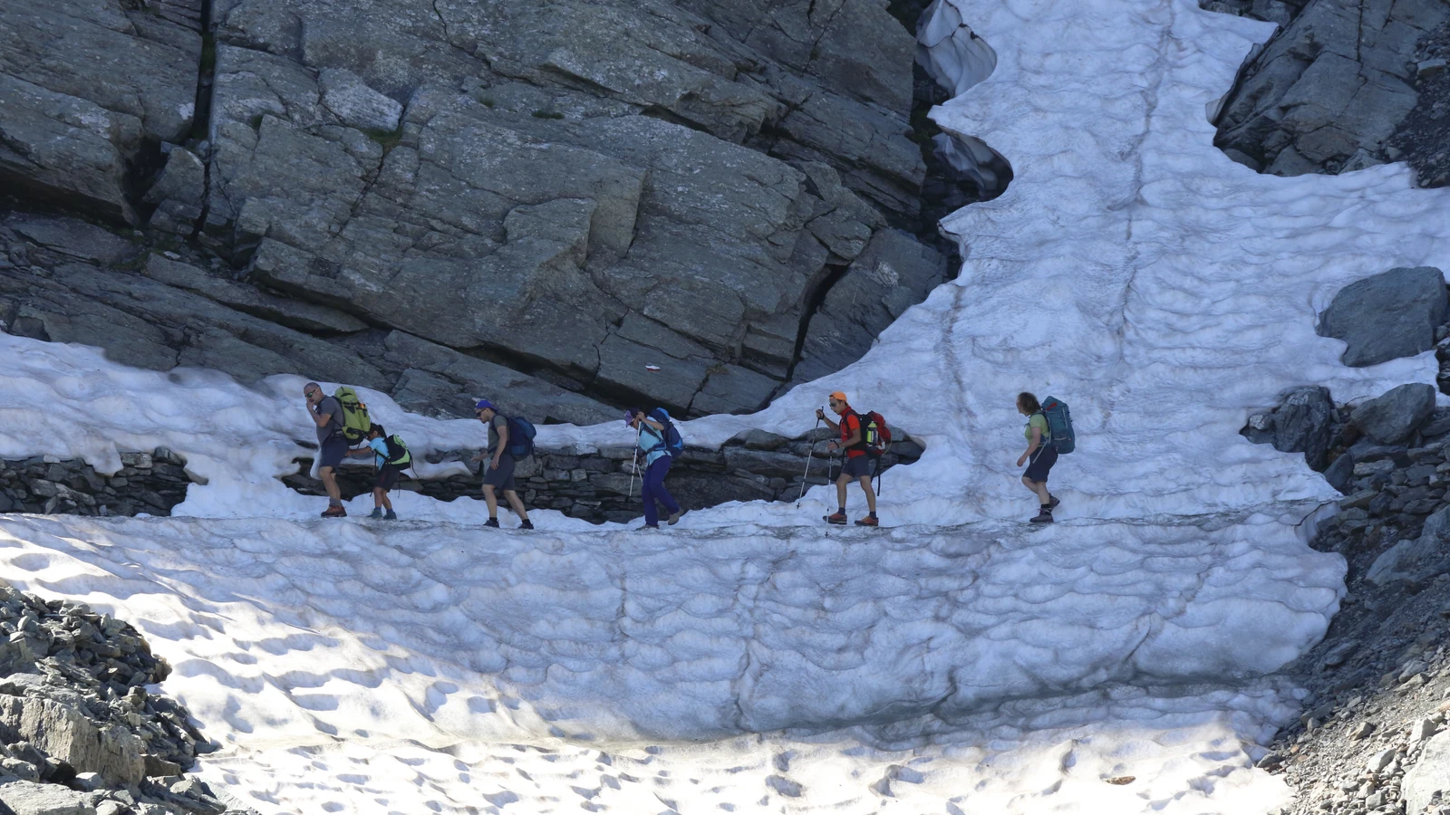 Escursionisti attraversano un tratto innevato del sentiero