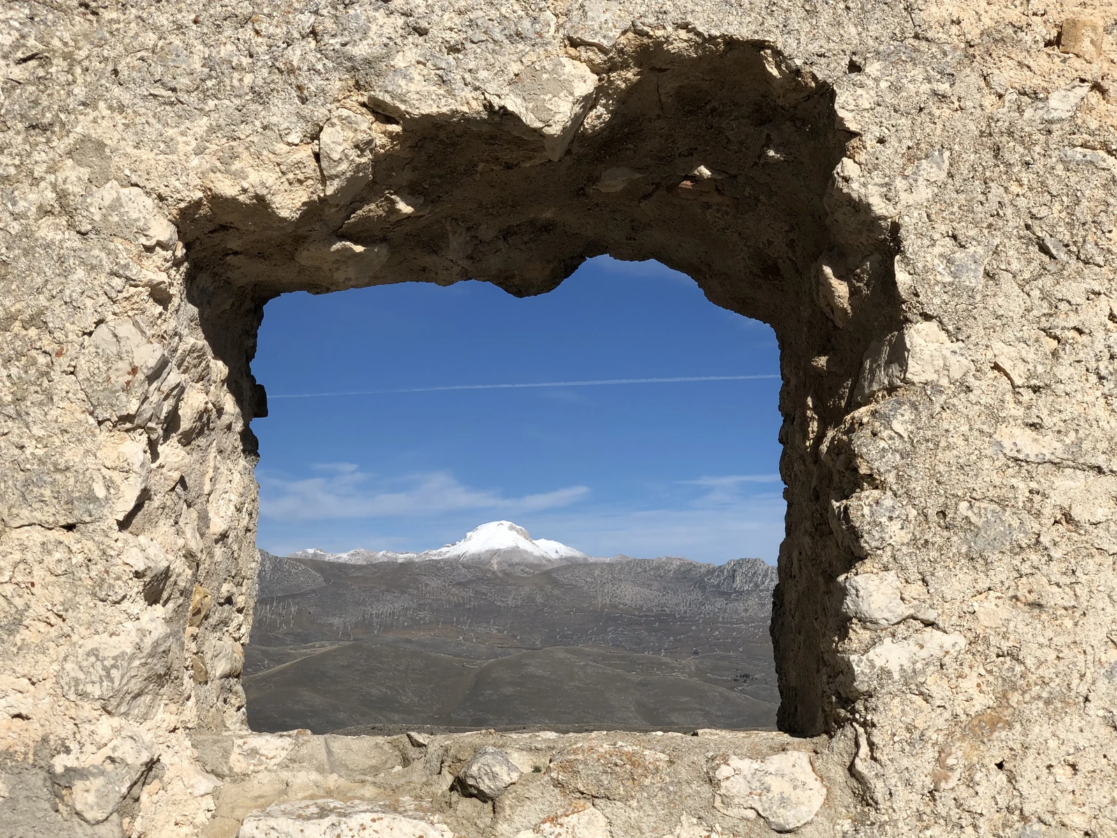 Il panorama montano incorniciato da un’apertura nella pietra
