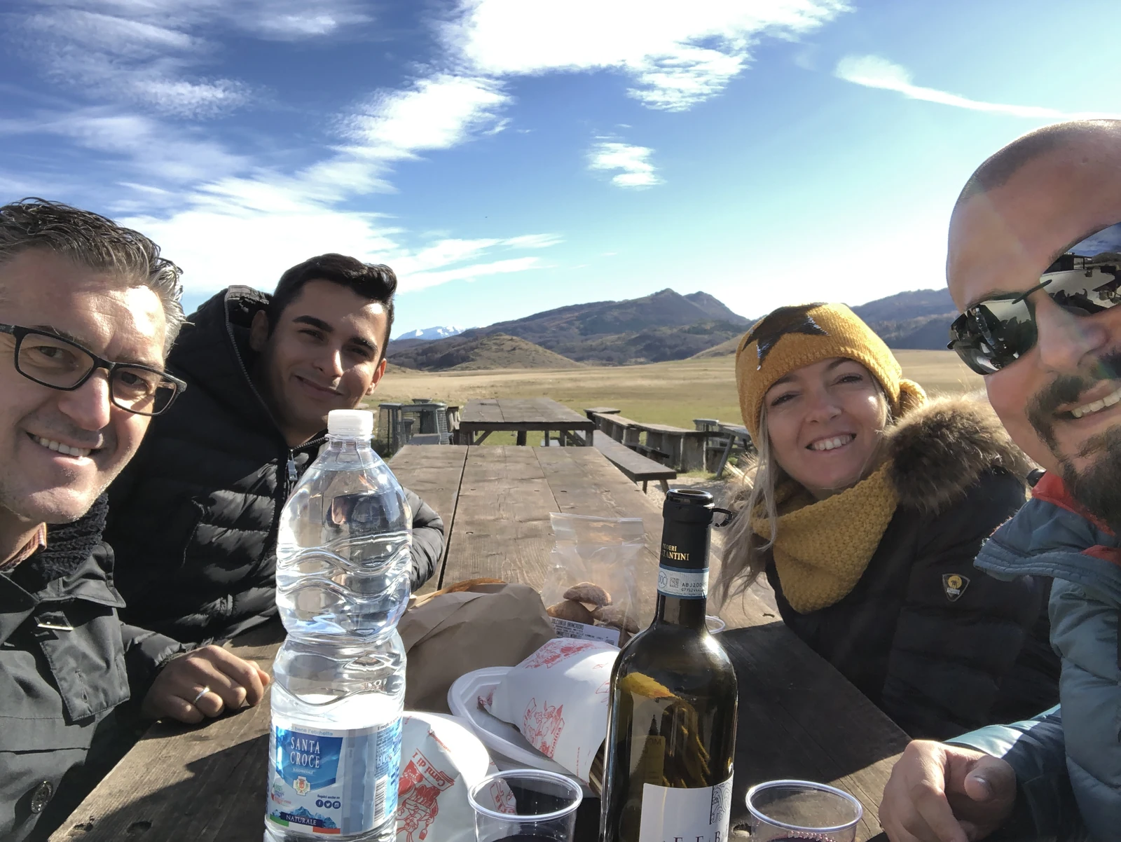 Il gruppo riunito a un tavolo all’aperto a Campo Imperatore