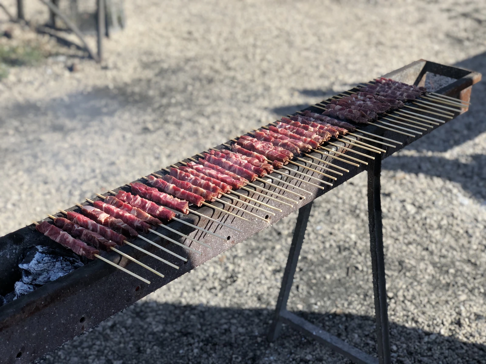 Arrosticini disposti sulla griglia