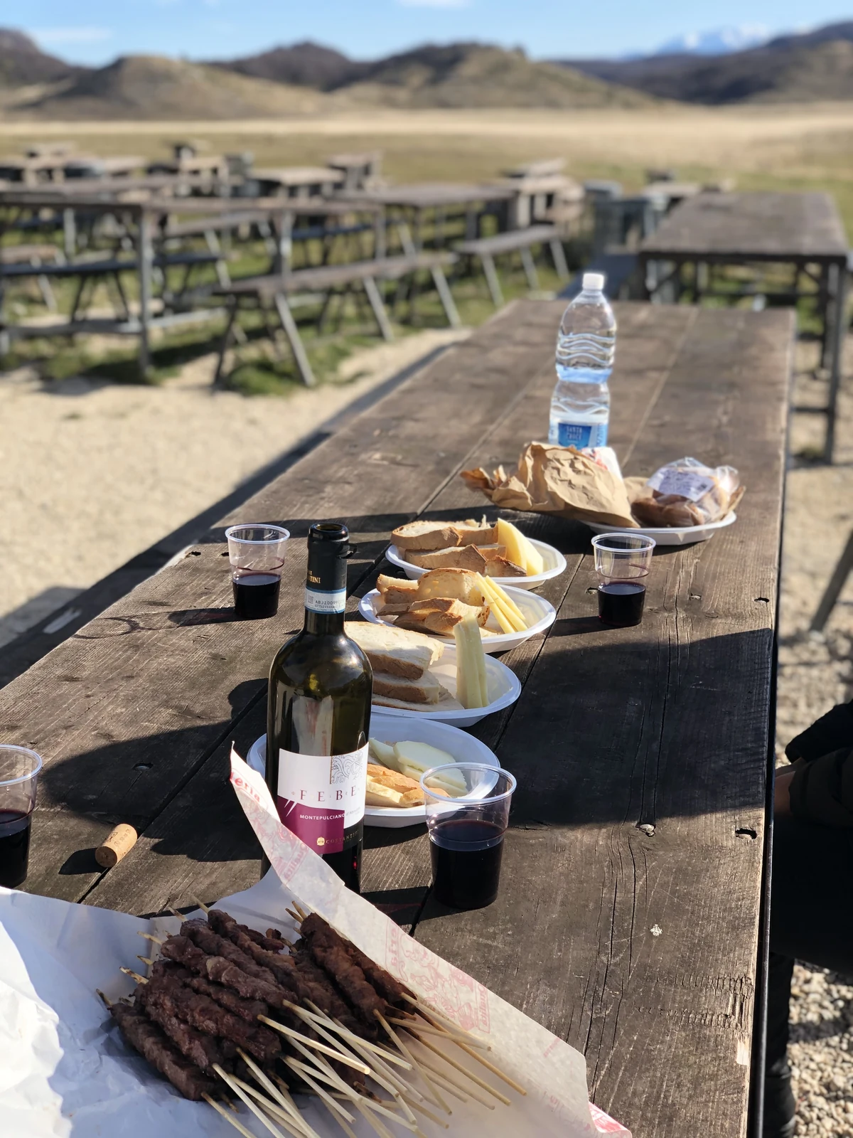 Il tavolo apparecchiato all’aperto a Campo Imperatore