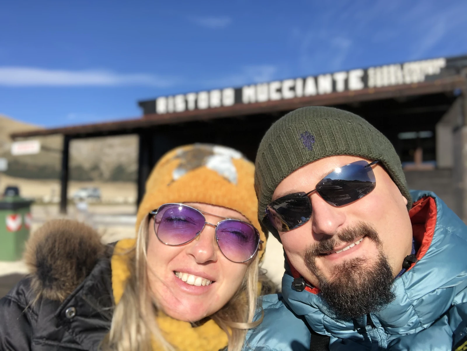 Lennart e Sandra davanti al Ristoro Mucciante