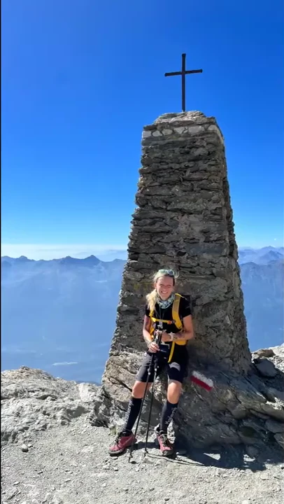 Sandra accanto al monumento della vetta
