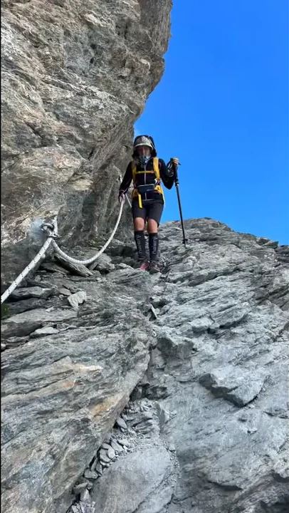 Sandra durante un passaggio roccioso