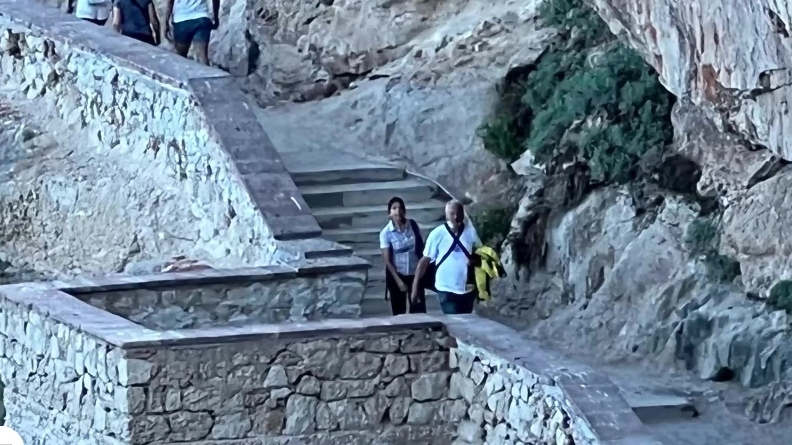 Scala scavata nella parete rocciosa lungo il viaggio in Sardegna