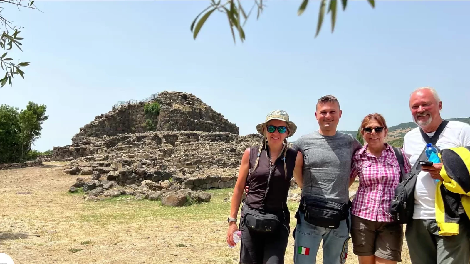 Il gruppo davanti a un sito archeologico in Sardegna