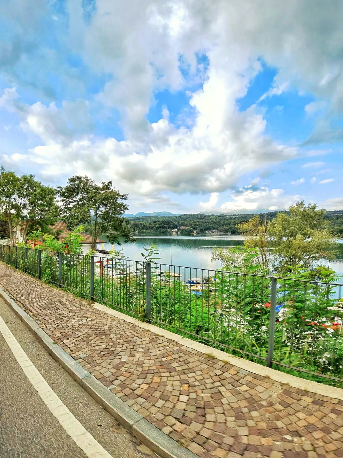 Veduta di un lago sotto grandi nuvole