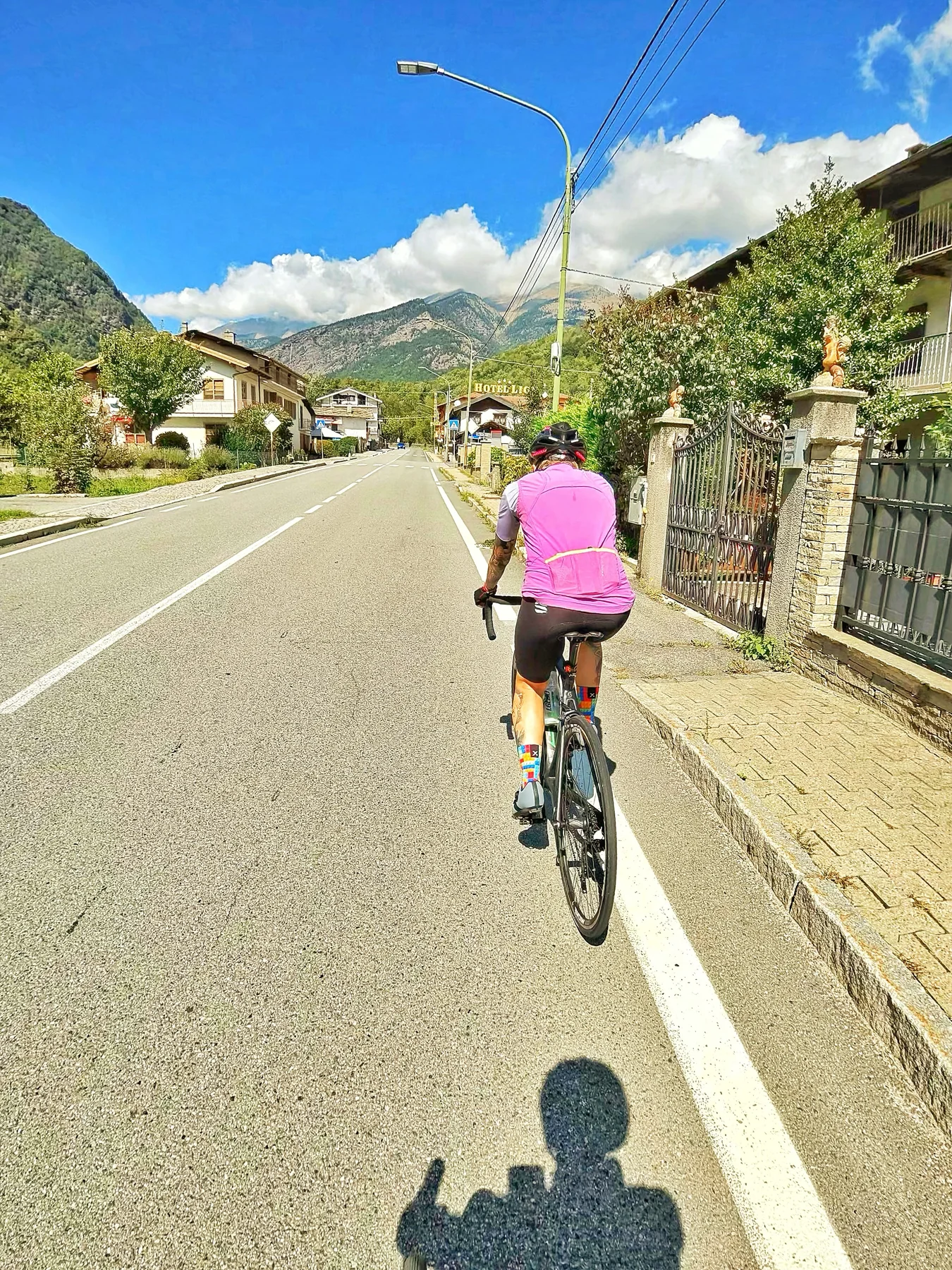 Sandra pedala su una strada di montagna