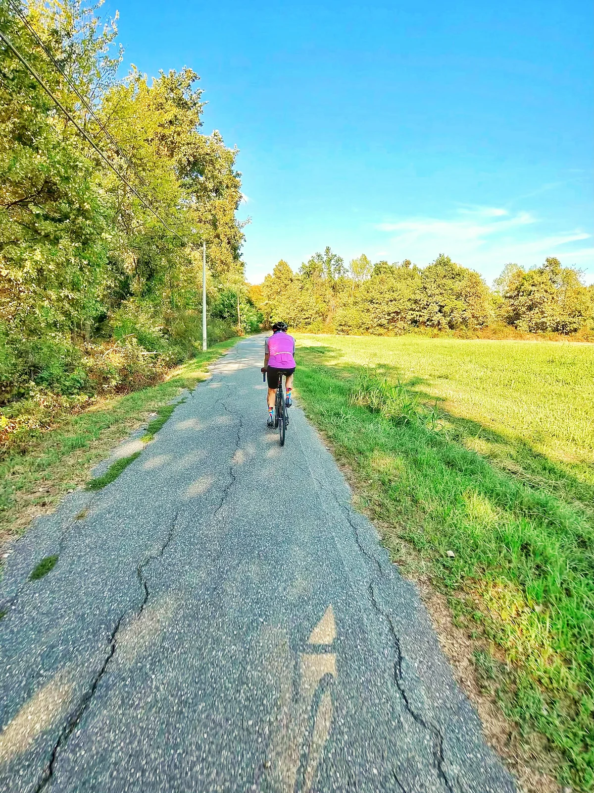 Bicicletta su una strada secondaria